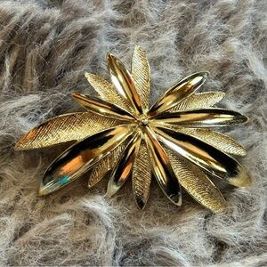 Vintage Sarah Coventry gold tone starburst brooch pin